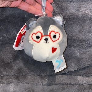🧸Squishmallow “Ryan” V-day husky dog
3.5” clip
BNWT